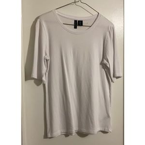 Simple white tee - crew neck - sleeve to elbow